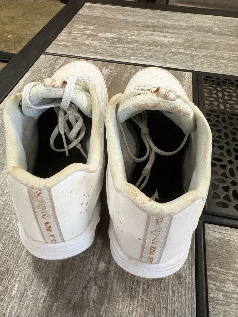 Mizuno White Low-Top Sport Cleats with Silver Logo - Picture 4 of 5